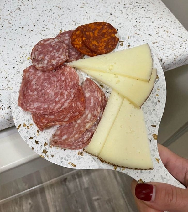 "Tôi vừa nhận ra rằng đĩa pho mát có màu sắc giống vời quầy bếp của gia đình".