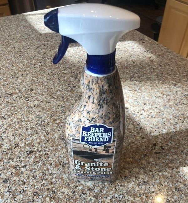 Chai nước rửa và mặt bàn đá hoàn toàn trùng khớp màu sắc.