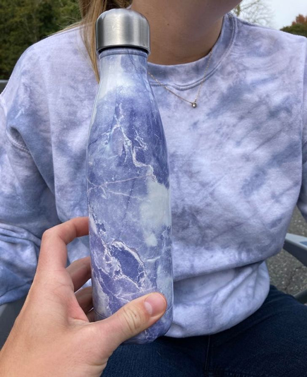 "Chai nước của tôi có vỏ ngoài trùng khớp với màu sắc chiếc áo bạn tôi mặc".