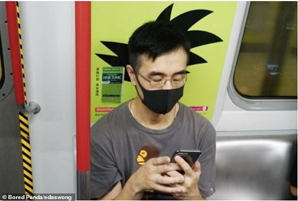 Người đàn ông có mái tóc thật phong cách.