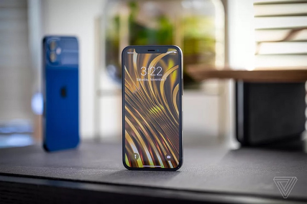 Nhưng việc người dùng đã quen với những chiếc smartphone màn hình rộng để lướt web, xem phim, chơi game đã mắt thì iPhone 12 mini dường như khó có chỗ đứng trên thị trường.