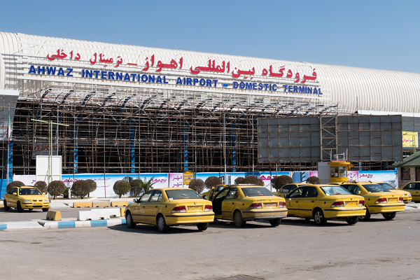 Sân bay quốc tế Ahvaz ở thành phố Ahvaz, Iran được xem là sân bay có nhiệt độ ngoài trời nóng nhất thế giới với kỷ lục 54 độ C được ghi nhận vào mùa hè năm 2017. Lí do là vì nó nằm ở một trong những khu vực nóng nhất ở Trung Đông.