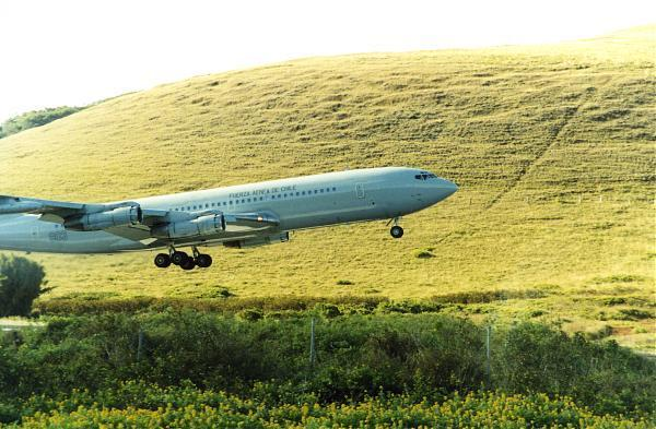 Mataveri là sân bay "bị cô lập" nhất thế giới. Nó cách sân bay gần nhất 2.603km, tính từ sân bay Totegegie ở phía Tây. Nếu tính từ đất liền, sân bay này cách đại lục Chile 3.759 km, từ sân bay Santiago của Chile.