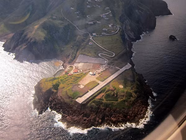 Sân bay có đường băng ngắn nhất thế giới là sân bay Juancho E. Yrausquin nằm trên đảo Saba, thuộc về quần đảo Antilles nằm ở khu vực Caribean của Hà Lan. Juancho E. Yrausquin là sân bay có đường băng ngắn nhất dành cho các máy bay thương mại, với chiều dài chưa tới 400m.