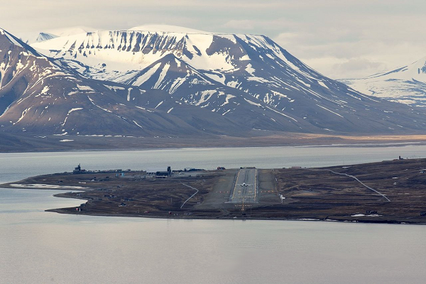 Sân bay Svalbard, Longyear là sân bay nằm gần cực bắc nhất trên thế giới, với các chuyến bay thương mại hoạt động theo lịch trình định sẵn ở khu vực đảo Svalbard ở Na Uy.