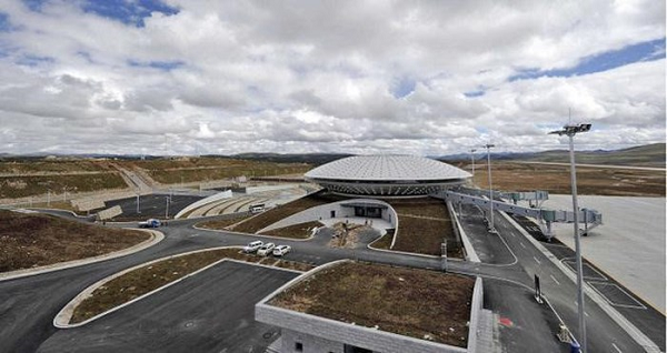 Sân bay Daocheng Yading có các chuyến bay thường xuyên đến thủ phủ của tỉnh - thành phố Thành Đô, cách đó khoảng 1 giờ bay, cũng như đến một số điểm đến khác ở miền nam và miền trung Trung Quốc.