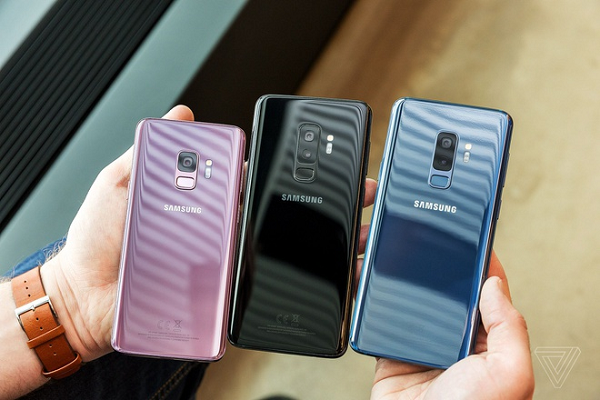Samsung Galaxy S9 và S9+ là những chiếc điện thoại dù đời cũ nhưng vẫn có màn hình tuyệt đẹp, thiết kế kính cong hiện đại và đủ sức mạnh xử lý cho hầu hết mọi người.