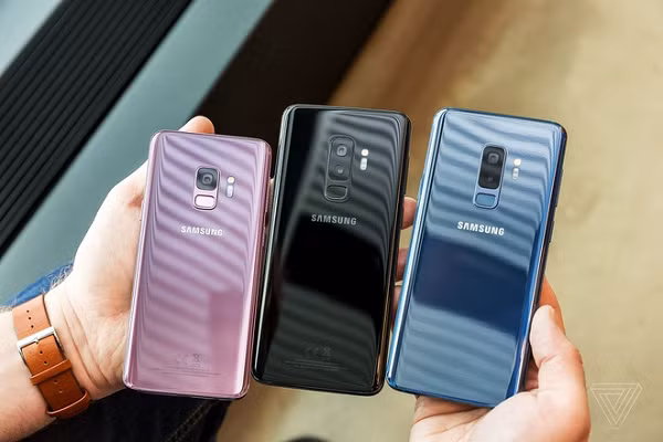 Samsung Galaxy S9 và S9+ là những chiếc điện thoại dù đời cũ nhưng vẫn có màn hình tuyệt đẹp, thiết kế kính cong hiện đại và đủ sức mạnh xử lý cho hầu hết mọi người.