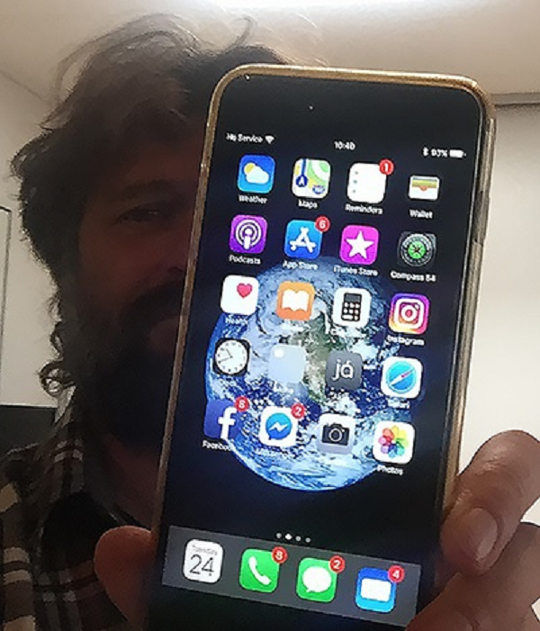 Hơn một năm nằm im lìm phơi sương, phơi nắng giữa môi trường khắc nghiệt của Iceland, may mắn lại mỉm cười chiếc iPhone trên. Một cặp đôi người Iceland khi đi bộ trong khu vực này đã trông thấy nó nằm đó. Sau khi sạc lại pin và kết nối nó với máy tính, chiếc iPhone cho thấy vẫn có thể hoạt động bình thường