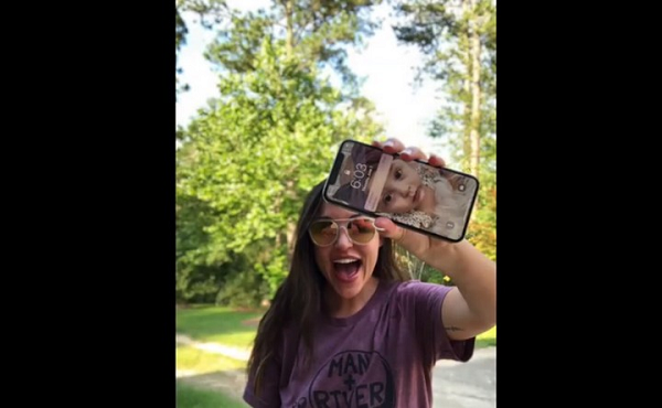 Sau một hồi tìm hiểu, Dallas đã tìm thấy chủ nhân của chiếc iPhone X. Đó là Alyssa, một bà mẹ trẻ đã đánh rơi iPhone X xuống dưới sông cách đây 2 tuần. May mắn sao, iPhone X vẫn hoạt động trơn tru và mọi dữ liệu của Alyssa vẫn còn nguyên vẹn.