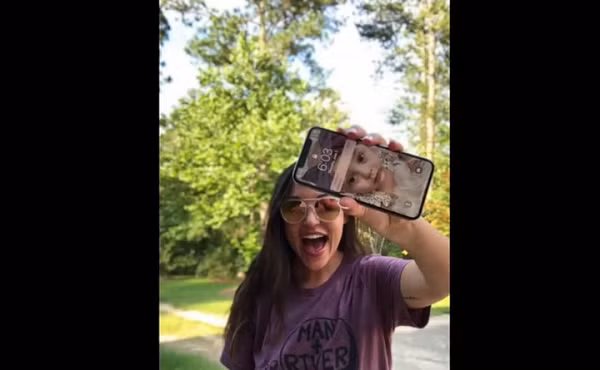 Sau một hồi tìm hiểu, Dallas đã tìm thấy chủ nhân của chiếc iPhone X. Đó là Alyssa, một bà mẹ trẻ đã đánh rơi iPhone X xuống dưới sông cách đây 2 tuần. May mắn sao, iPhone X vẫn hoạt động trơn tru và mọi dữ liệu của Alyssa vẫn còn nguyên vẹn.