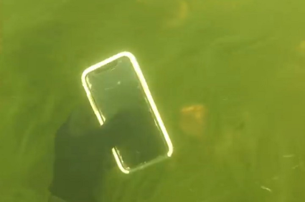 Một lần, YouTuber Dallas thuộc kênh Man + River đang đi lặn sông để tìm kiếm những món đồ mà mọi người không may rớt xuống sông để trả lại cho họ. Trong số rất nhiều thứ mà anh tìm kiếm được có cả vòng vàng 10K và thậm chí là cả một chiếc iPhone X.