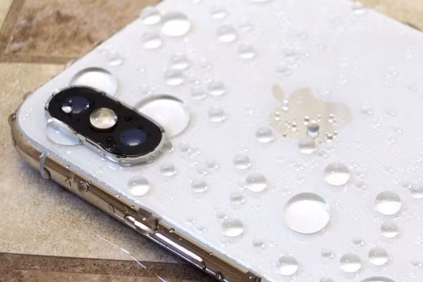 iPhone luôn khiến người dùng phải trầm trồ về độ bền bất ngờ dù trải qua những tai nạn hy hữu.