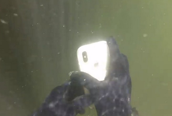 Thú vị thay khi nhặt được chiếc iPhone X, máy không được bảo vệ bởi vỏ chống nước. Theo Softpedia, Dallas quyết định để khô máy và sạc nguồn cho thiết bị sau 3 ngày. Tin vui là máy vẫn lên nguồn và sống sót hoàn hảo.