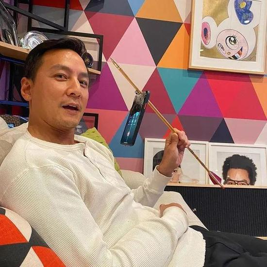 Theo đoạn video mà Ngô Ngạn Tổ đăng tải, anh đã không sử dụng chiếc điện thoại này trong nhiều năm. Cứ tưởng rằng chiếc điện thoại sẽ bị hỏng ngay tại chỗ khi bị một mũi tên xuyên qua, nhưng cuối cùng, kết quả đã khiến Ngô Ngạn Tổ ngỡ ngàng. Vì dù bị mũi tên bắn xuyên qua, chiếc iPhone vẫn có thể hiển thị hình ảnh trên màn hình, phần không bị vỡ.