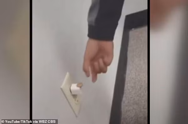 Một thử thách gây sốc khác, có thể gây hoả hoạn là tay cầm đồng xu cho vào khe giữa cục sạc điện thoại và ổ cắm điện rồi xem tia lửa phát ra.