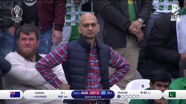 Trong tình huống cầu thủ Pakistan bỏ lỡ cú bắt bóng, anh Akhtar tỏ rõ sự ngao ngán trên khán đài. Vẻ mặt này khiến anh nổi tiếng vì nó quá buồn cười và đã được nhiều kênh thông tin nổi tiếng ghi lại và phỏng vấn.