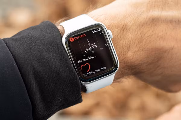 Do máu có màu đỏ nên sẽ có khả năng hấp thụ ánh sáng xanh rất tốt, vì thế khi lượng tia sáng được hấp thụ nhiều hơn có nghĩa là lượng máu được truyền đi nhiều hơn (khi tim đập). Ngược lại ở thời gian nghỉ giữa mỗi nhịp tim lượng máu lưu thông sẽ ít hơn và các tia sáng cũng được hấp thụ ít hơn. Apple Watch nhờ đó đo được chính xác thông tin nhịp tim của bạn.