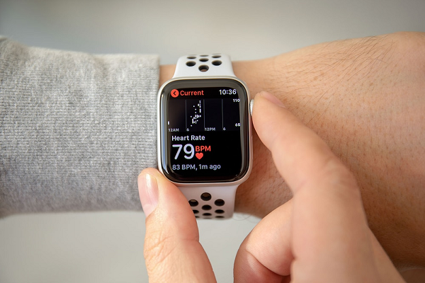 Apple Watch với công nghệ ảnh chụp quang phổ (photoplethysmography) ứng dụng các tia LED xanh lá cây chiếu qua da với chu kỳ hàng trăm lần mỗi giây để đọc lượng máu lưu thông của mạch máu trên tay bạn.