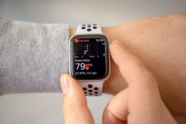 Apple Watch với công nghệ ảnh chụp quang phổ (photoplethysmography) ứng dụng các tia LED xanh lá cây chiếu qua da với chu kỳ hàng trăm lần mỗi giây để đọc lượng máu lưu thông của mạch máu trên tay bạn.