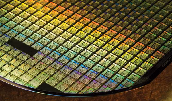 Theo lộ trình của TSMC, công nghệ 5nm sẽ được nâng cấp vào năm sau còn 3nm sẽ phải đợi tới năm 2022. Nhưng không chỉ dừng lại ở đó, phía TSMC cho biết, họ có kế hoạch bắt đầu sản xuất phiên bản nâng cao 3nm Plus vào năm 2023.