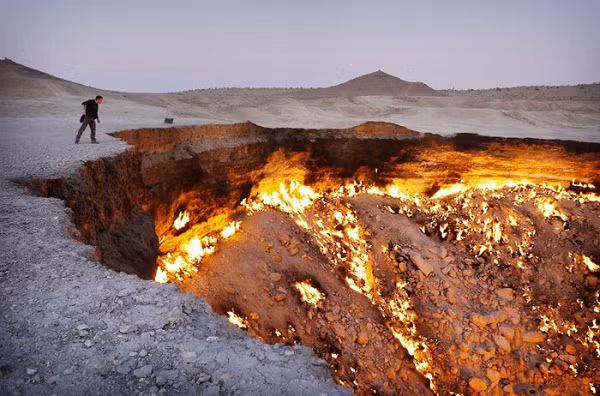 Các chuyên gia khi đó đã lắp đặt một trạm nghiên cứu khai thác gồm có một mũi khoan lớn và nặng. Sau khi khoan, các kỹ sư nhanh chóng nhận ra rằng họ đã đánh giá sai bản chất của mỏ khí. Thay vì khoan vào dầu, họ đã kích hoạt hoạt động bên trên một túi khí tự nhiên khổng lồ.