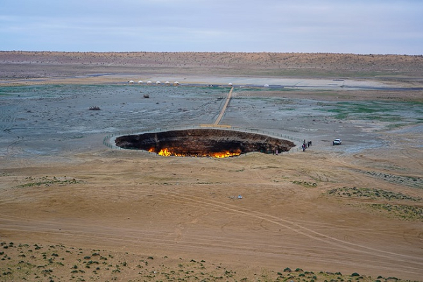 Giàn khoan nhanh chóng sụp đổ, tạo ra một cái hố khổng lồ mà ngày nay được gọi là miệng núi lửa Darvaza. Darvaza có chiều ngang 70,1 mét và sâu 20,1 mét. Sự sụp đổ của nó dẫn đến hiệu ứng domino khiến các miệng núi lửa sụp đổ nối tiếp. Với mỗi miệng núi lửa mới, khí tự nhiên chủ yếu được tạo thành từ mêtan.