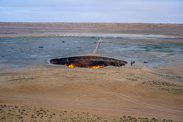 Giàn khoan nhanh chóng sụp đổ, tạo ra một cái hố khổng lồ mà ngày nay được gọi là miệng núi lửa Darvaza. Darvaza có chiều ngang 70,1 mét và sâu 20,1 mét. Sự sụp đổ của nó dẫn đến hiệu ứng domino khiến các miệng núi lửa sụp đổ nối tiếp. Với mỗi miệng núi lửa mới, khí tự nhiên chủ yếu được tạo thành từ mêtan.