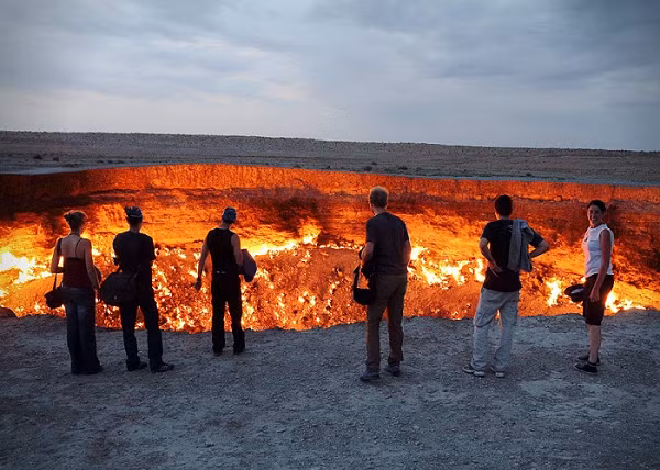 Họ nghĩ rằng miệng núi lửa sẽ chỉ cháy trong vài tuần. Tuy nhiên, đám cháy đã diễn ra không ngừng kể từ năm 1971.