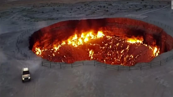 Không có nhà khách hoặc khách sạn tại miệng núi lửa. Những người đến thăm khu vực này phải nghỉ tạm trong một căn lều truyền thống nằm cách miệng núi lửa khoảng 200 m về phía nam.