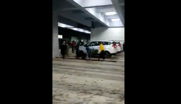 Khoảng hơn 2.000 nhân công đã tham gia vào cuộc bạo loạn này. Báo chí Ấn Độ dẫn các nguồn tin khẳng định, nguyên nhân bạo loạn là do công nhân bị trừ lương và chậm trả lương.