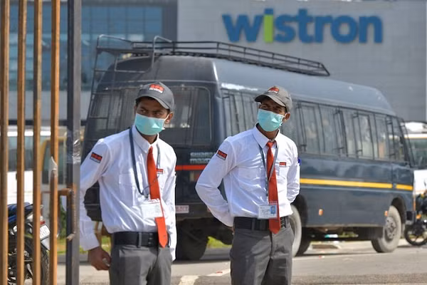 Vào sáng ngày 12/12, các công nhân ở một nhà máy sản xuất iPhone Wistron tại Ấn Độ đang đập phá cửa sổ và đốt phương tiện đi lại để phản đối các vấn đề liên quan đến trả lương, theo nguồn tin từ Times of India.