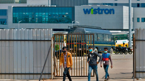 Wistron hiện có 1.200 nhân viên chính thức trong nhà máy, ngoài ra Wistron đã ký hợp đồng với 6 công ty dịch vụ lao động và thuê khoảng 8.900 người cho việc sản xuất iPhone, cuộc tranh chấp lao động đã kéo dài khoảng 3 tháng.