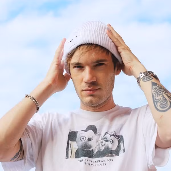 Trang Sohu đưa tin, TC Candler Asia - một trang web nổi tiếng với truyền thống lâu đời về các giải thưởng sắc đẹp vừa công bố top 100 gương mặt đẹp trai nhất thế giới năm 2020 gây tranh cãi.