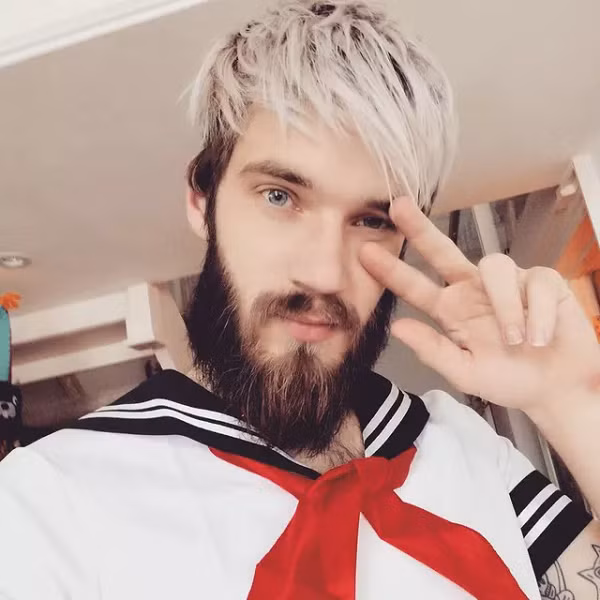 Điều này khiến cho chẳng những cộng đồng mạng mà ngay cả các fan của Pewdiepie cũng không dám tin vào mắt mình. Chẳng ai dám mơ tới một ngày anh chàng Youtuber lại được vinh danh mạnh mẽ tới vậy ở các hạng mục liên quan tới sắc đẹp.