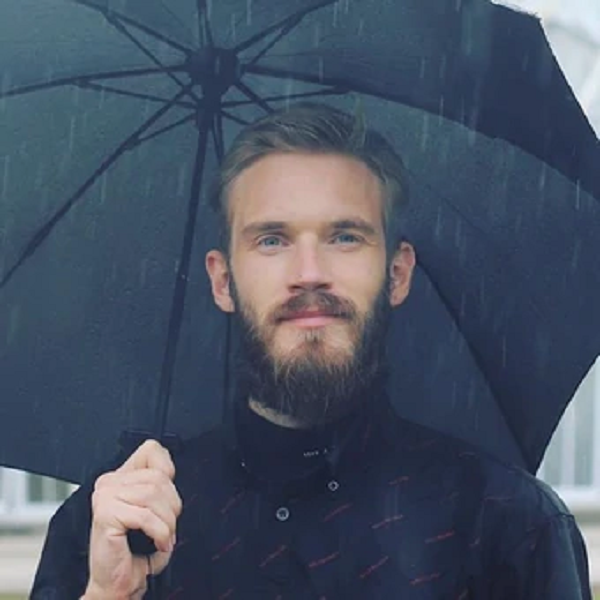 Sau đó dù thua cuộc, nhưng Pewdiepie vẫn để lại rất nhiều ấn tượng trong lòng người hâm mộ cũng như được vinh danh là ông hoàng Youtube của thế giới.