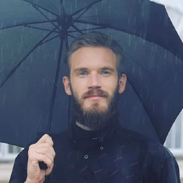 Sau đó dù thua cuộc, nhưng Pewdiepie vẫn để lại rất nhiều ấn tượng trong lòng người hâm mộ cũng như được vinh danh là ông hoàng Youtube của thế giới.