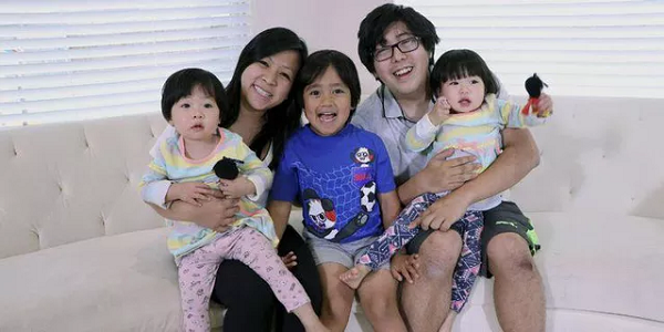 Đây là năm thứ hai liên tiếp Ryan đánh bại một số Youtuber nổi tiếng khác với vị trí dẫn đầu về doanh thu kiếm được khi cậu mới chỉ có 9 tuổi. Ryan Kaji đã giành vị trí số 1 trong danh sách người dùng YouTube được trả lương cao nhất năm nay, với thu nhập 29,5 triệu USD.