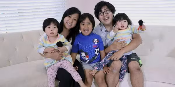 Đây là năm thứ hai liên tiếp Ryan đánh bại một số Youtuber nổi tiếng khác với vị trí dẫn đầu về doanh thu kiếm được khi cậu mới chỉ có 9 tuổi. Ryan Kaji đã giành vị trí số 1 trong danh sách người dùng YouTube được trả lương cao nhất năm nay, với thu nhập 29,5 triệu USD.