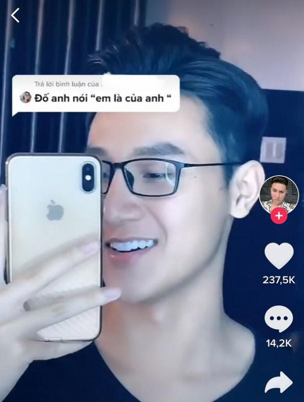 Anh chàng Tiktoker Khoa Vương là một trong những cái tên hot nhất nhì trên mạng xã hội với màn thả thính theo yêu cầu, như: "Hôm nay em muốn ăn gì nào? Thực đơn có bánh, có trà, có anh nữa", "Hình như tôi chiều các em quá nên các em hư rồi phải hông?"... Mỗi clip thu về hàng triệu lượt xem và hàng chục nghìn lượt thả tim.