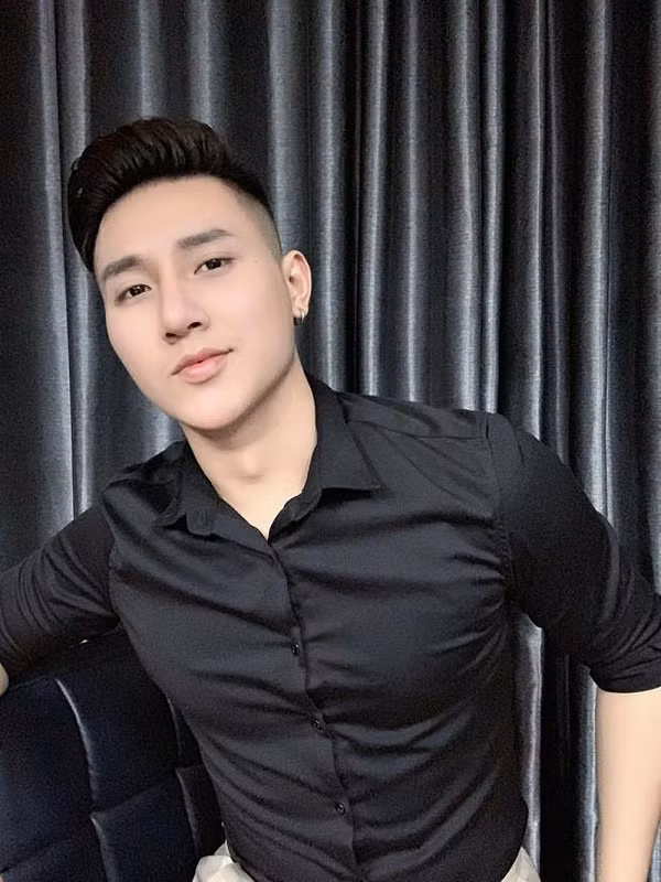 Bên cạnh những lời khen ngợi thì đa phần, dân mạng lại "ném đá" và cho rằng anh chàng làm lố, cố gắng diễn nét "Sugar Daddy" nhưng chưa tới, thậm chí, một số ý kiến còn cho rằng vẻ mặt ngầu ngầu, trầm ngâm kia cũng khá nửa vời.