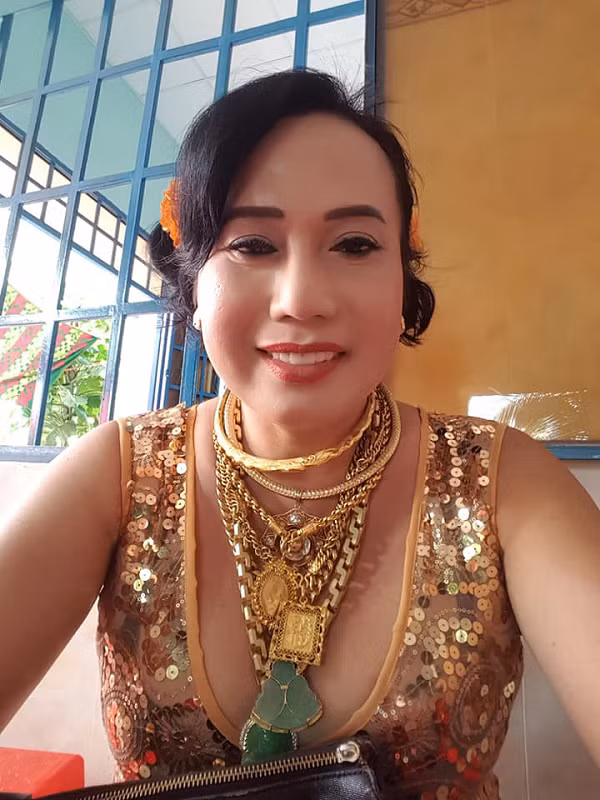 Cái tên Minh Hiếu nổi lên trong cộng đồng mạng như một hiện tượng, thu hút hàng triệu lượt xem và sự quan tâm của công chúng qua các clip livestream. Lượt theo dõi của cô ngang ngửa với ngôi sao hạng A trong showbiz.