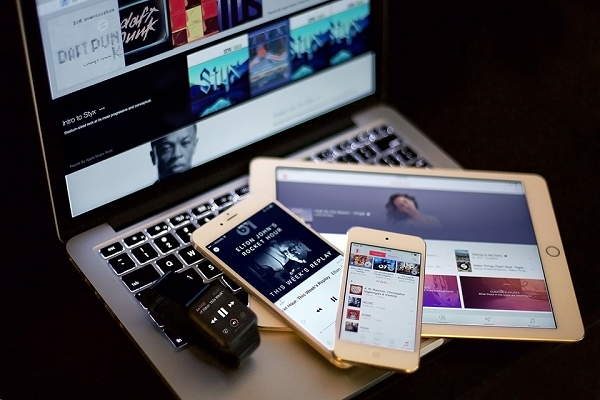 Theo một báo cáo thú vị vừa được CNN công bố,số tiền mà chúng ta sẽ phải trả để trở thành một Super Fan của Apple là một con số không hề nhỏ. Để trở thành một super fan, bạn sẽ phải sở hữu những phiên bản cao cấp của tất cả các sản phẩm. Vậy thử "bóc giá" xem sao nhé!