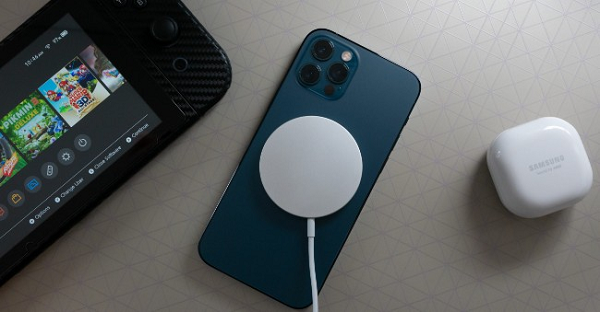 ... và bộ sạc MagSafe, bạn sẽ phải chi 1.700 USD.