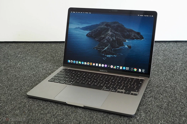 Chiếc MacBook Pro 16 inch, được trang bị chip Intel Core-i9 cao cấp nhất có giá 2.800 USD. Nếu muốn nâng cấp lên bộ nhớ 8TB SSD và RAM 64GB, cùng với đầy đủ phụ kiện cũng như bao da, cuối cùng bạn sẽ phải bỏ ra tới 9.000 USD.