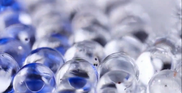 Từ đó tạo ra một màn hình khi bị va đập, những viên nang chứa polymide sẽ bật ra.