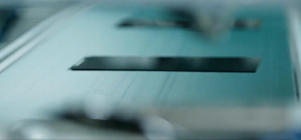 Sau đó, dầu hạt lanh từ những viên nang sẽ chảy vào các khu vực bị hỏng và cứng lại, giúp màn hình "tự lành" một cách hiêu quả.