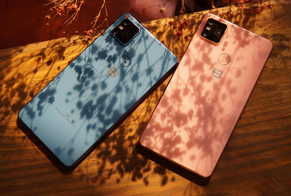 Những thế hệ Bphone trước từng khá nổi tiếng với thiết kế màn hình không khuyết tật (tức không có tai thỏ hay đục lỗ), tuy nhiên lại có phần viền ở trên khá dày, mất cân xứng với viền mỏng ở cạnh dưới.