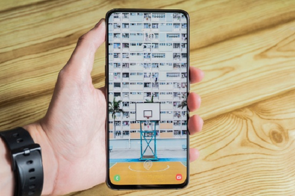 Samsung Galaxy A80 sở hữu màn hình rất lớn lên tới 6,7 inch, sử dụng tấm nền Super AMOLED quen thuộc cùng độ phân giải Full HD+ (1080 x 2400 pixel) tỉ lệ 20:9 và hỗ trợ HDR. Nhờ màn hình lớn không khuyết mà trải nghiệm giải trí trên Galaxy A80 cực đã, nhất là lướt web, xem phim cho đến chơi game.