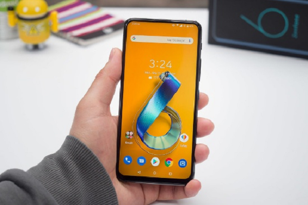 Asus Zenfone 6 có mặt lưng bằng kính cường lực cong kết hợp với khung kim loại chắc chắn và có hai màu để người dùng lựa chọn gồm Midnight Black hoặc Twilight Silver.